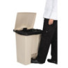 Contenedor con Pedal Beige 68 L Rubbermaid Step-On: Calidad y Práctica