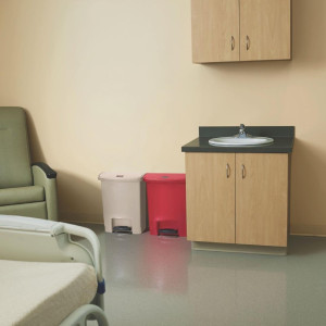 Cubo de basura con pedal frontal Slim Jim rojo - 30L - Rubbermaid