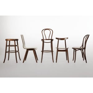 Sillas Bistró Madera Curvada Acabado Nogal. Encanto y Comodidad para Su Restaurante.